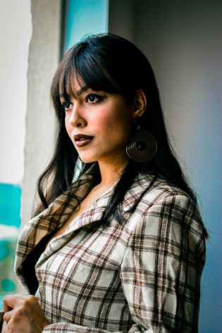 woman wearing gray and brown plaid dress shirt